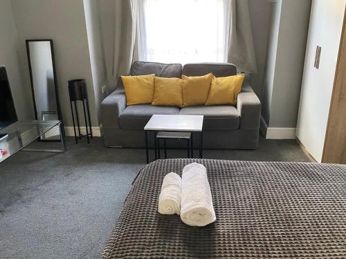 Gravesend 1 Bedroom Apartment 2 Min Walk to Station - longer stays available