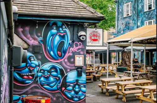 The Full Moon Backpackers – Bristol