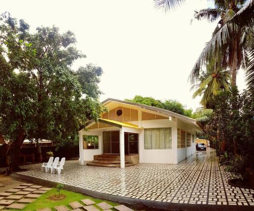 White House Beachfront, Batangas - 숙소 외관