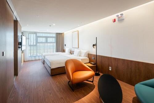 1 queen bed, 1 twin bed