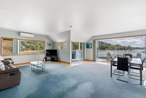 Bay of Islands Apartment On The Water- The Bridge in Opua