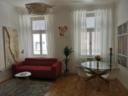 Downtown 3 BDR Charm - walk to all attractions, Bratislava