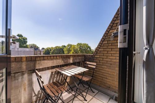 Luxury 3 Bedroom Flat with Balcony in Westbourne Park, Londres