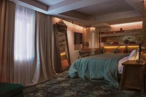 Unique Boutique Hotel Antibes Juan-les-Pins Room Type - King Room with Roll-In Shower - Disability Access