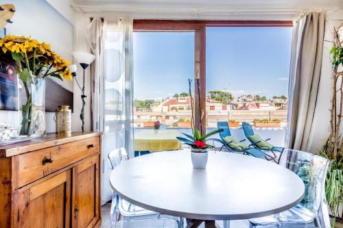  Attico trilocale in zona Farnesina, Ferienwohnung in Rom