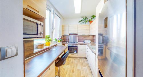 Kitchen, Novy apartman v Ostrave u Misky s akvariem a vyhledem z balkonu na Beskydy in Svinov