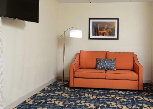 Hampton Inn Roxboro - image 4