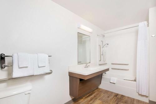Quadruple Room with Two Queen Beds and Tub - Disability Access/Non Smoking