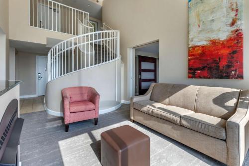 Two-Bedroom Bi-Level King Suite with Sofa Bed image 2
