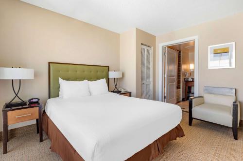 One-Bedroom King Suite - Oceanfront image 4