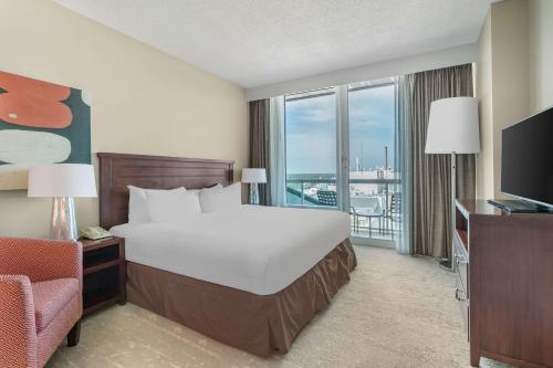 Two-Bedroom Bi-Level King Suite with Sofa Bed image 4