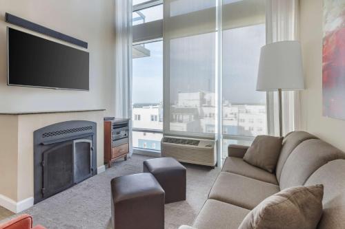 Two-Bedroom Bi-Level King Suite with Sofa Bed image 5