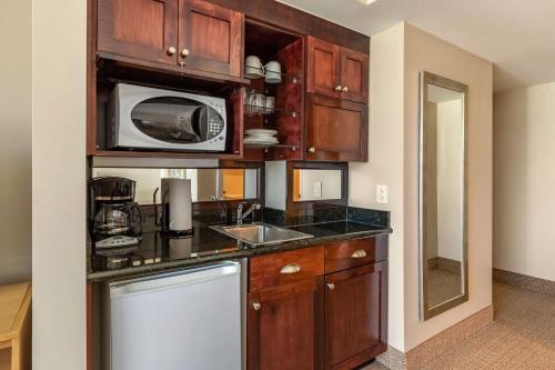 Studio with Two Double Beds and Ocean View image 2