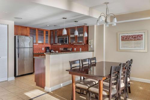 Two-Bedroom Bi-Level King Suite with Sofa Bed image 8