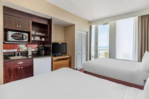 Studio with Two Double Beds and Ocean View image 3