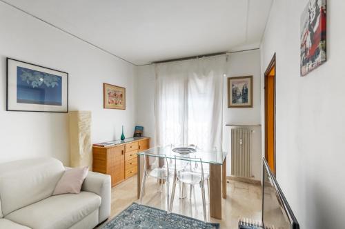 Kris- Mestre Bright Apartment with Parking!