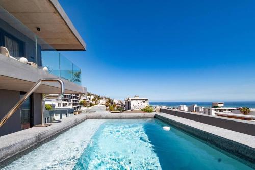 Luxury Studio with Ocean Views and Rooftop Pool