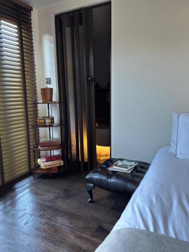 Luxurious cabin with desk & mini library near Spice of India