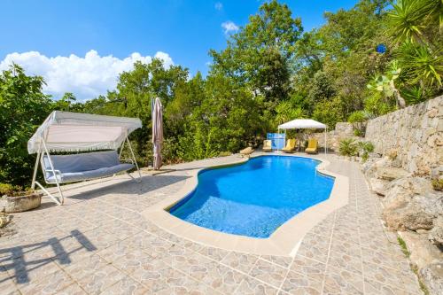 Villa avec jardin et piscine