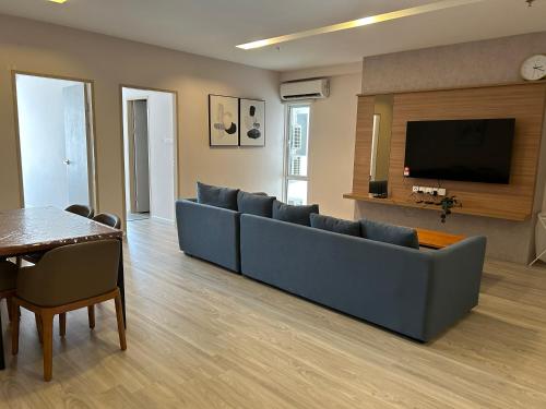 Aru Cozy Home 2BR With Infinity Pool @ Aru Suites