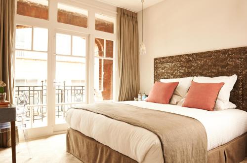 1 king bed, 1 sofa bed