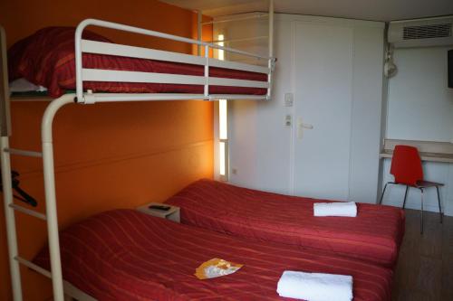 3 twin beds