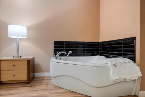 ห้องน้ำ, Econo Lodge Inn & Suites in มงต์มาญี (ควิเบก)