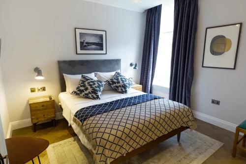 THE KNIGHT OF NOTTINGHILL in Notting Hill