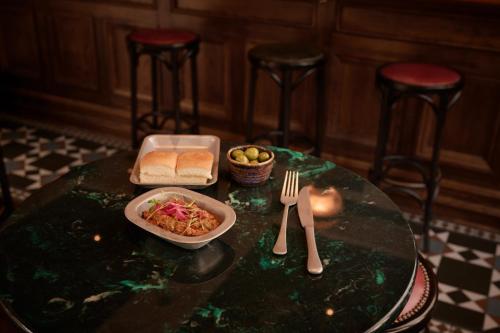THE KNIGHT OF NOTTINGHILL - main image