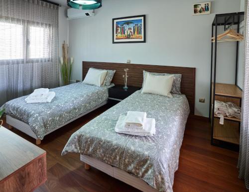 2 twin beds