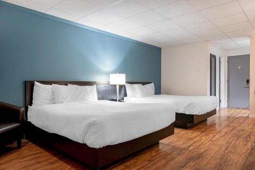 Econo Lodge Inn & Suites