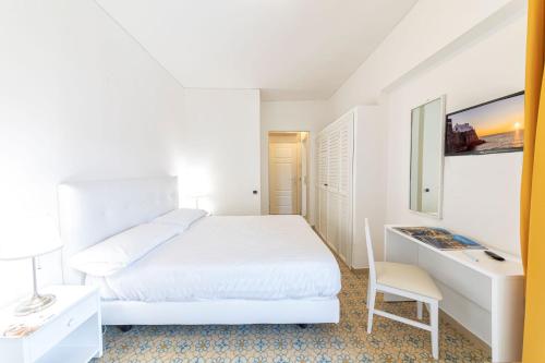 Double Room with Balcony image 7