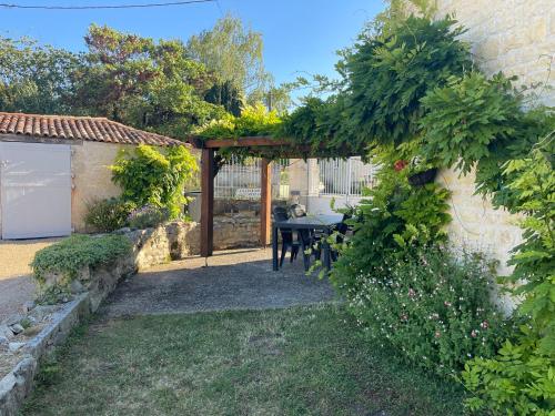 8 Gite Complex, 53 People maximum , Marriage, Birthdays, family get togethers in Villeneuve-la-Comtesse