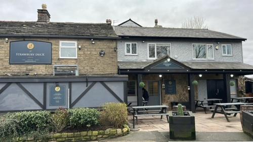 The Strawbury Duck Inn - Accommodation - Darwen