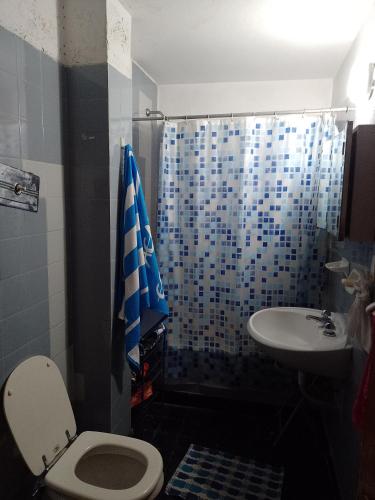 Habitación single con baño privado en departamento compartido - image 3