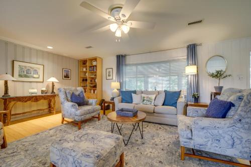 Serene Lake Junaluska Gem Deck and Mountain Views in Lake Junaluska, USA