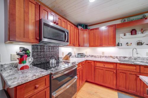 Creekside Mtn Retreat by Waterfalls and Hiking! in Sapphire, USA