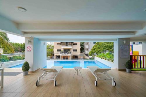 Cozy City Center Condo Pool