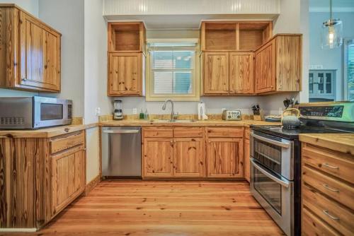Bluffton Village Home-4BR Heart of Old Town Luxury near Pbbm Rosehill Ltd