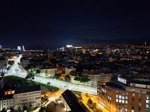 Prestigious SKY PARK apartment - top city view - Traveller awards 2024, Братислава (фото 7)