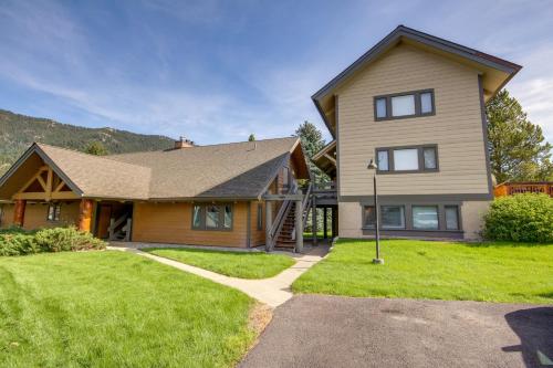 Cozy Condo Near Golf, 7 Mi to Big Sky Resort!