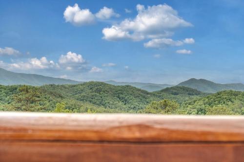 Endless View- AMAZING Panoramic Mountain Views, Pool Access, FREE Area Attraction Tickets