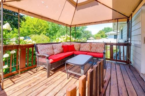 Pet-Friendly Waterloo Abode with Deck!