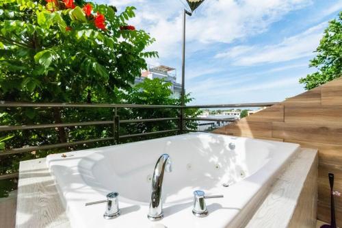 CENOTE PENTHOUSE, PANORAMIC TERRACE & JACUZZI, DIGITAL NOMADS Down Town PLAYA DEL CARMEN