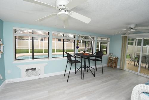 HIDDEN OASIS Spacious Pool Home with Florida Room and Hot Tub - image 6