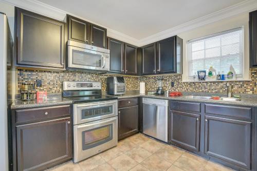 Raleigh Home with Screened Porch 8 Mi to Downtown! in Raleigh, USA