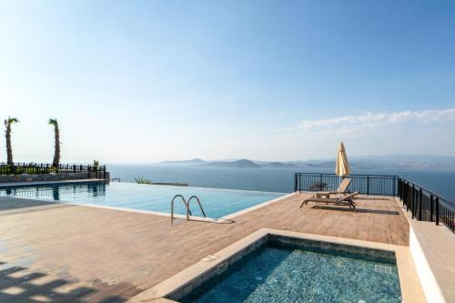 Sea View Villa w Garden Balcony By Beach in Milas