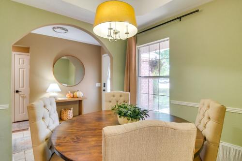Charming Arkansas Retreat W/ Deck, Near Downtown! - Fayetteville, AR