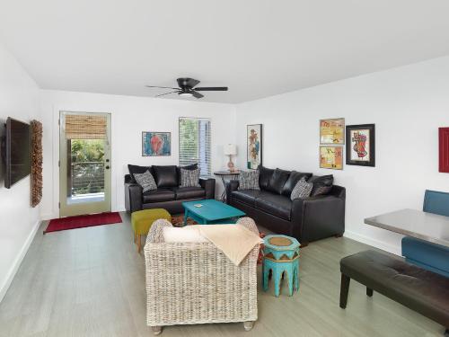 Great location super cute & spacious Folly Vacation Apt B - image 11