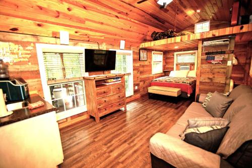 The Americana - Parker Creek Bend Cabins